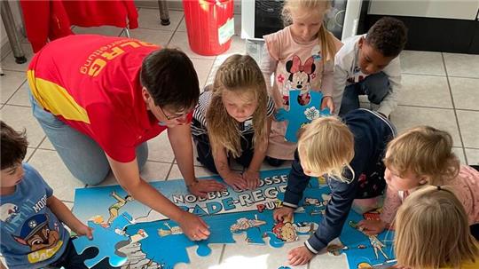 Die Kinder der Kita St. Salvatoris puzzlen die Baderegeln zusammen.