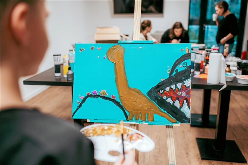 „Ist das Leben gerade blöd, streu Glitzer drauf“ Die Kinder der „Sei-Kein-Frosch“-Gruppe konnten sich kreativ betätigen.