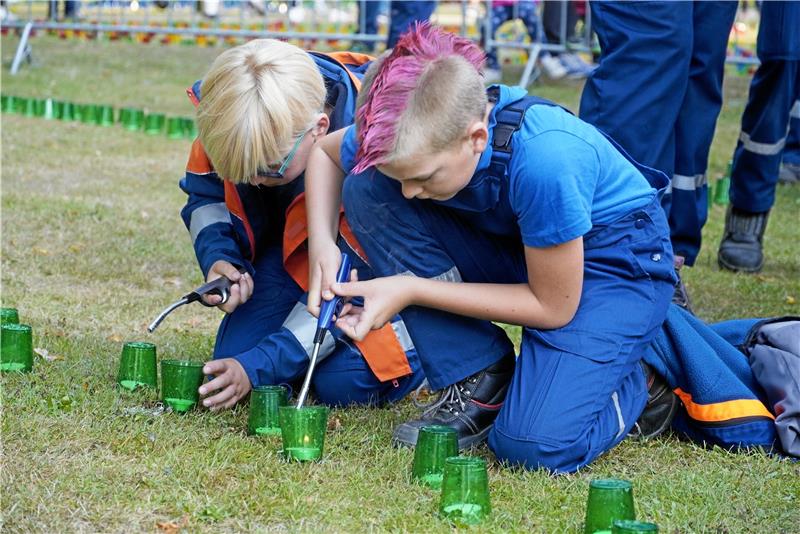 Salz- und Lichterfest: Die größte Party in der Region Die Kinder der Stadt – beispielsweise der Feuerwehrnachwuchs – zünden Jahr für Jahr die Lichter im Casinopark an. Auch das trägt zur Identifikation mit dem Salz- und Lichterfest bei. Archivfoto: Schlegel