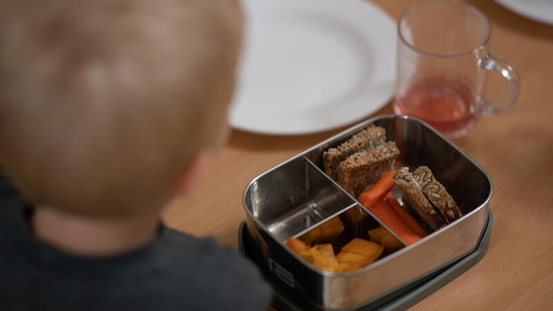 Die Kinder dürfen nun doch eine Brotdose zum Mittag mitnehmen.