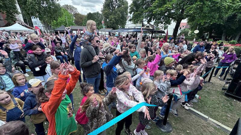 Ein Nachmittag für Kinder, von dem nicht alle begeistert sind Die Kinder feiern vor der Bühne ihren Star.