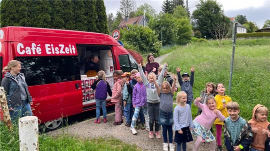Die Kinder freuen sich über ihre Abkühlung.