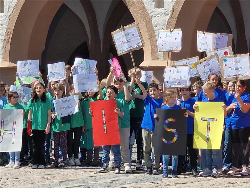 Die Kinder haben farbenfrohe Plakate während des Unterrichtes gebastelt.