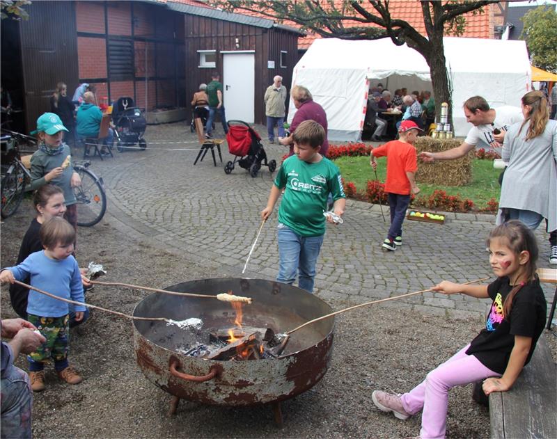 Erntedank in Langelsheim: Hochzeit und Puffer mit Apfelmus Die Kinder hatten Spaß beim Stockbrotrösten auf dem Hof.