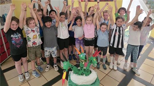 Die Kinder in der Schillerschule präsentieren ihr Drachenblitz-Modell.