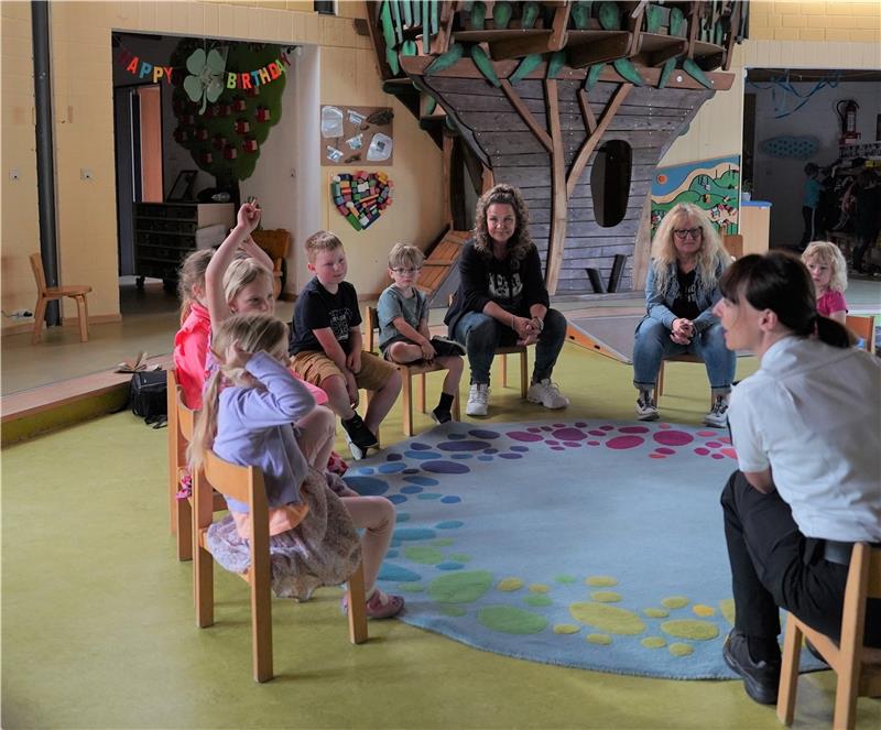 Kleine Füße, sicherer Schulweg: Bordstein ist der beste Kumpel Die Kinder kennen schon einige Straßenschilder und Verkehrsteilnehmer.