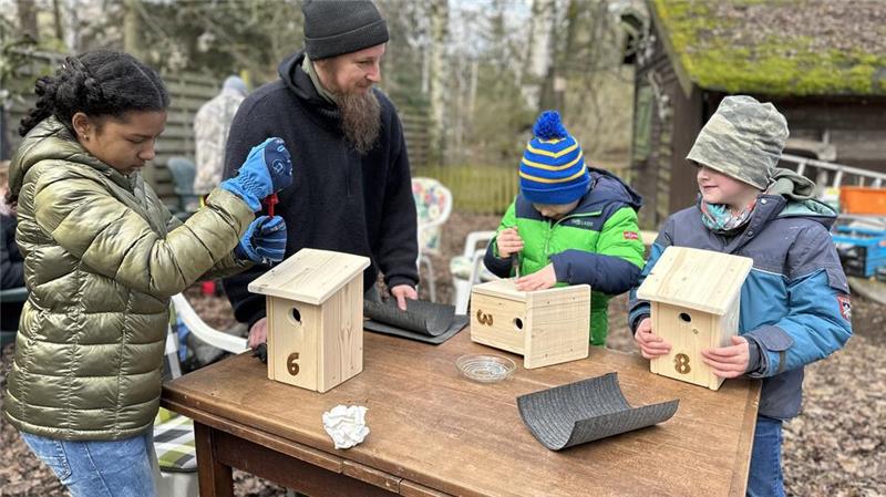 Die Kinder können Vogelhäuser für den Kleingarten und das Wildgehege bauen.