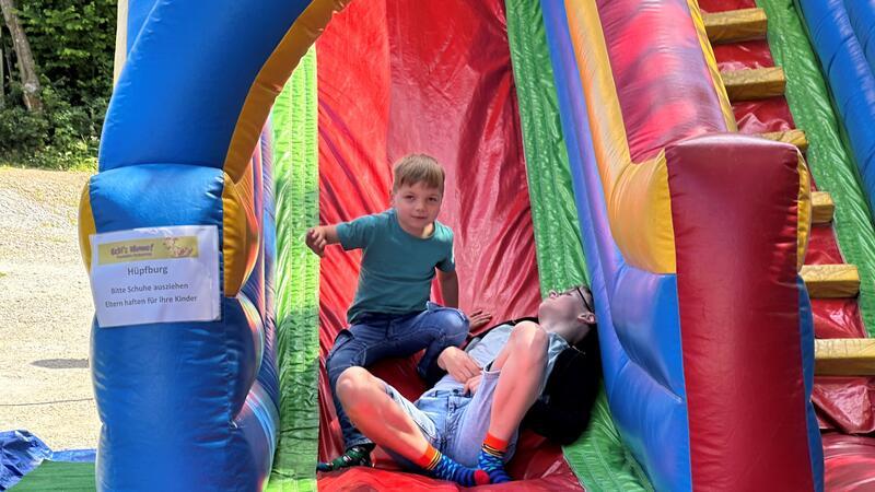 200 Besucher freuen sich beim Sommerfest über das Angebot Die Kinder können sich beim Sommerfest im Tierheim Eckertal auf der Hüpfburg einmal so richtig austoben.