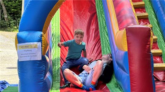 Die Kinder können sich beim Sommerfest im Tierheim Eckertal auf der Hüpfburg einmal so richtig austoben.