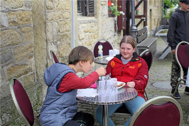 Wenn Kinder in Bad Harzburg zu Pizzabäckern werden Die Kinder lassen sich ihre selbstgemachte Pizza schmecken. Foto: Jenzora