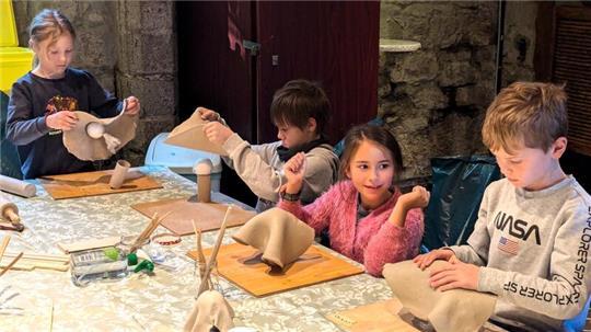 Die Kinder lernen das Töpfern Schritt für Schritt.