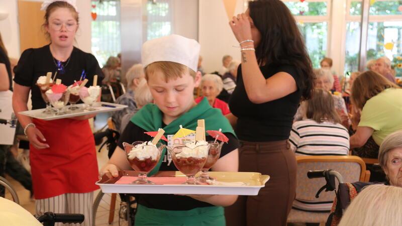 Italienisches Eiscafé für Senioren im Goslarer Haus Abendfrieden Die Kinder servieren leckeres Eis.