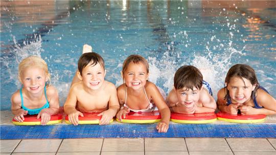 Die Kinder sollen spielerisch das Element Wasser kennenlernen.