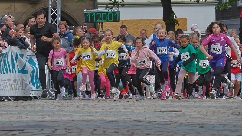 Der Tag der Rekorde Die Kinder sorgen bei den Zuschauern genauso für Begeisterung wie die sportlichen Topleistungen, bei den Eltern sogar für mehr. Und auch die Jüngsten selbst haben Spaß, wie hier beim Start des ersten Juniorlaufs für Mädchen zwischen sechs und zehn Jahren über 1000 Meter. Fotos: Uwe Epping