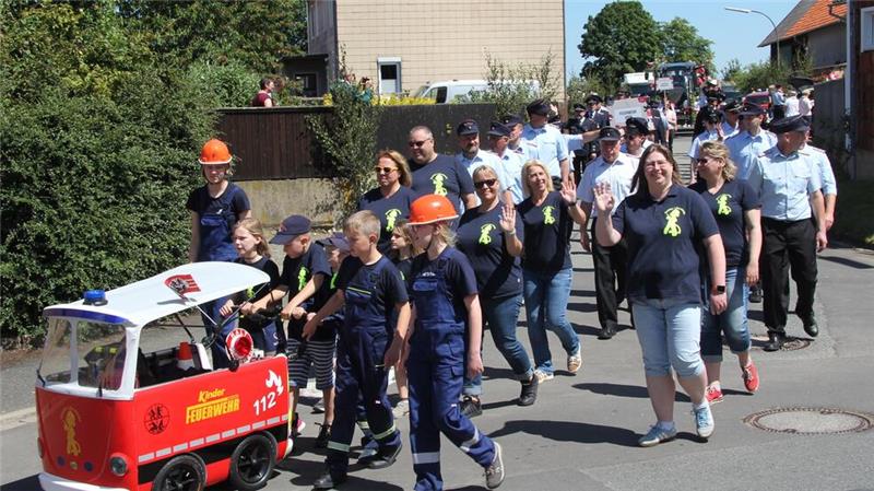 Ein ereignisreiches Jahr für den Nachwuchs – Mit Auszeichnung Die Kinder und Betreuer weihen ihr neues Fahrzeug ein.