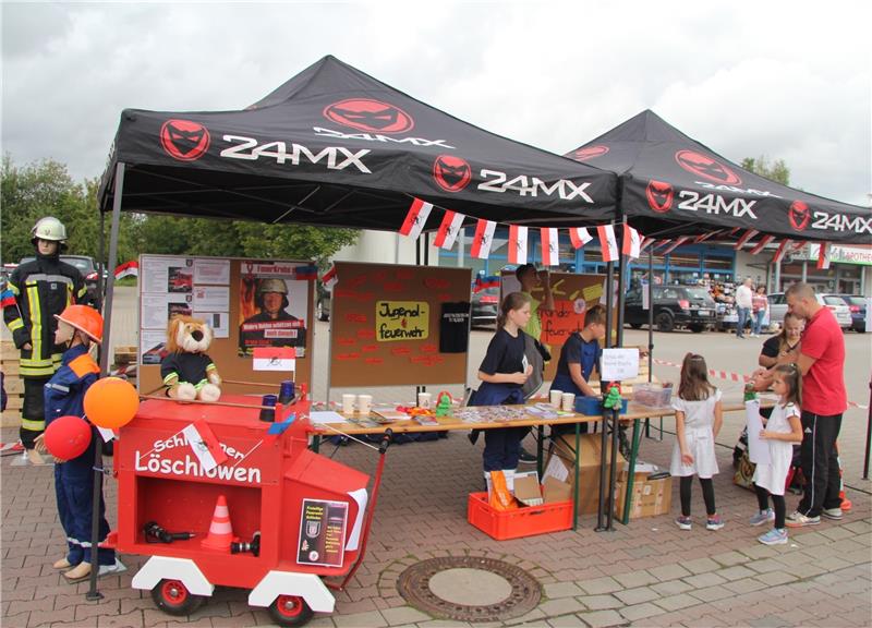 Schladener Feuerwehr verstärkt Nachwuchswerbung Die Kinder-und Jugendfeuerwehr stellt sich mit einem eigenen Stand vor.