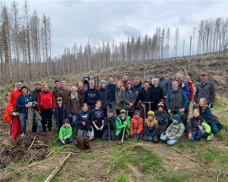 Die Kinder und freiwilligen Helfer freuen sich mit Förster Tobias Rauhut (ganz rechts hinten) über die gelungene Aufforstungsaktion im Wald um St.Andreasberg. Foto: Forstamt