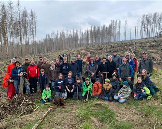 Die Kinder und freiwilligen Helfer freuen sich mit Förster Tobias Rauhut (ganz rechts hinten) über die gelungene Aufforstungsaktion im Wald um St.Andreasberg. Foto: Forstamt