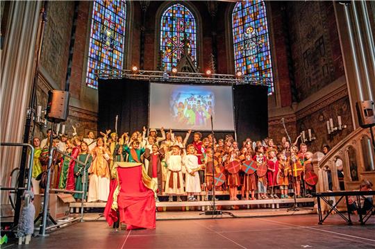 Die Kinderchöre der Propsteien Goslar und Bad Harzburg beim König-David-Musical im Juni. Mit einer Singschule möchte Kantor Karsten Krüger die musikalische Arbeit mit Kindern und Jugendlichen künftig intensivieren. Fotos: Schenk/Privat