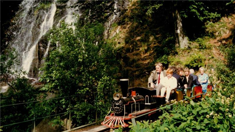 Wie waren Bad Harzburgs Sommer in den 80ern? Die Kindereisenbahn Emma tourt direkt am Radau-Wasserfall vorbei.