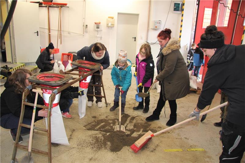 Die Kinderfeuerwehr beim Füllen von Sandsäcken. Foto: Hohaus