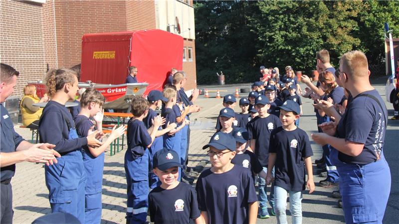 Die Kinderfeuerwehr gründet sich im September unter dem Namen Vienenburger Löschritter mit insgesamt 26 Kindern.