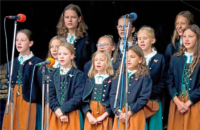 Die Kindergruppe der Bruchbergsänger trägt beim Straßenfest aus ihrem Repertoire vor. Die Menschen freuen sich, dass sie endlich wieder feiern können.  Fotos: Jödecke