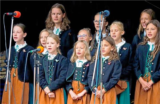 Die Kindergruppe der Bruchbergsänger trägt beim Straßenfest aus ihrem Repertoire vor. Die Menschen freuen sich, dass sie endlich wieder feiern können.  Fotos: Jödecke