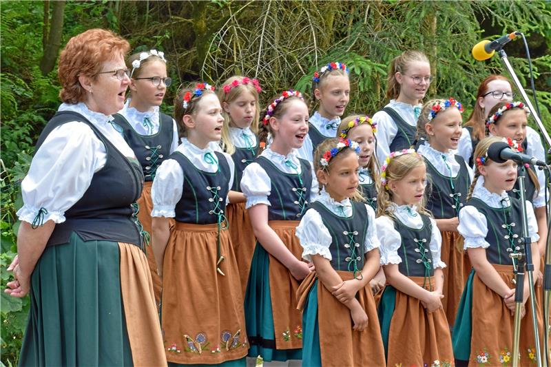 Kinder tanzen Hand in Hand um den Johannisbaum Die Kindergruppe des Heimatbundes präsentiert in Altenau ihre neuen Trachten.