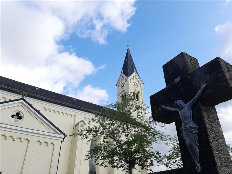 Die Kirche St. Nikolaus: Hier wurde ein wegen sexuellen Missbrauchs verurteilter katholischer Priester eingesetzt. Eins seiner mutmaßlichen Opfer verklagt die Kirche nun.