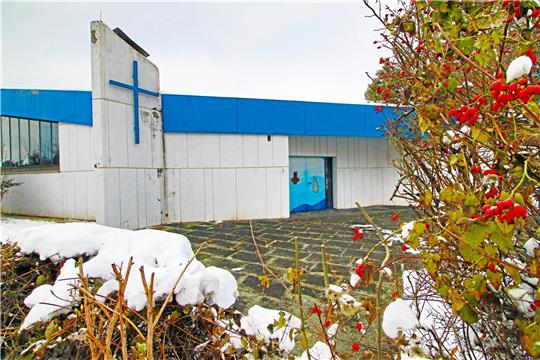 Die Kirche St. Peter soll mit einer Schulmensa ausgestattet werden – doch die Idee stößt auf Kritik.  Archivfoto: Epping