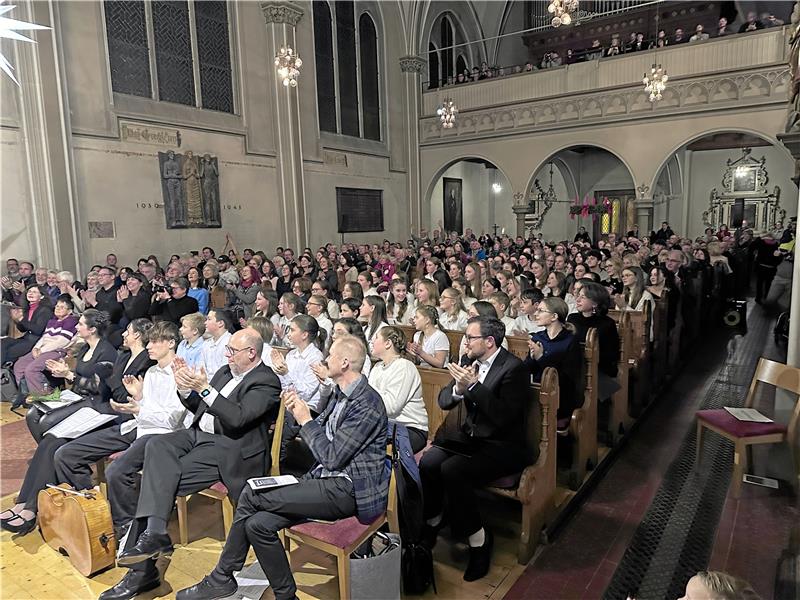 Weihnachtskonzert: Harzburger Schule ist voller Gesangstalente Die Kirche ist bis in die hintersten Reihen gefüllt. Foto: Schlegel