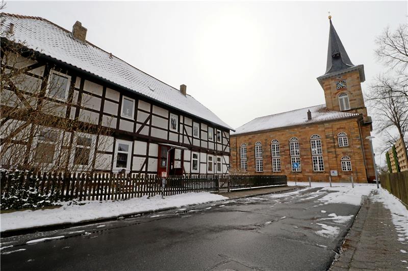 Evangelische Kirchen müssen den Gürtel enger schnallen Die Kirchengemeinde in Gielde verkauft das Pfarrhaus und mietet es wieder an, um aufgrund sinkender Steuereinnahmen Kosten einzusparen. Auch andernorts im Nordharz stehen Gebäude und Personal auf dem Prüfstand. Archivfoto: Jambrek