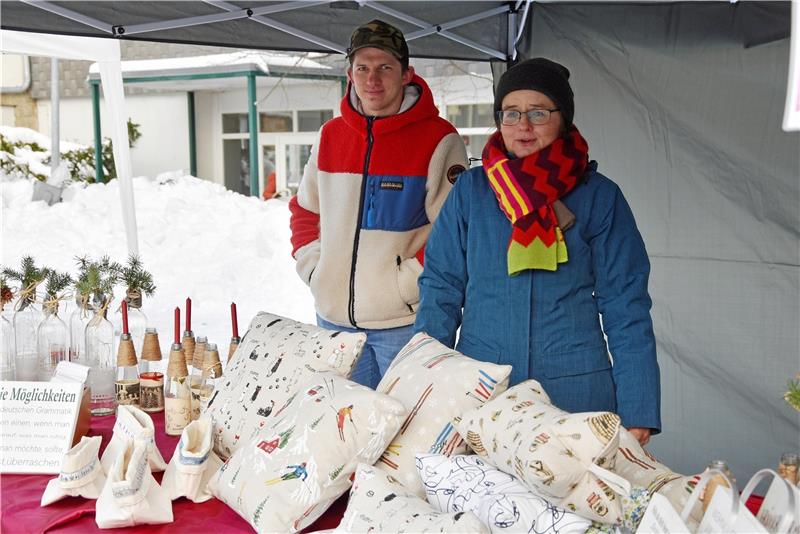 Braunlager Schüler gestalten Weihnachtsmarkt nachhaltig Die Kissen sind aus Stoffen genäht, die in die Altkleidersammlung sollten.