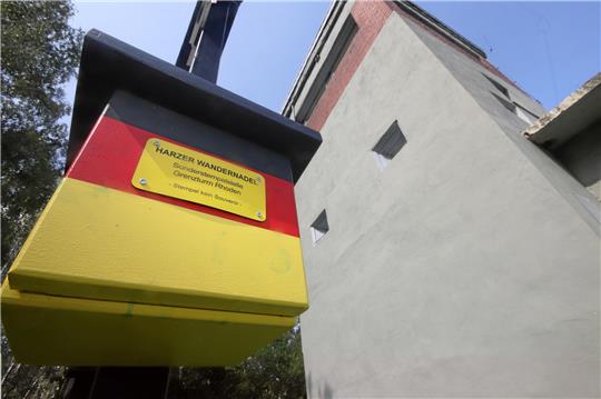 Die Kiste zur neuen Sonderstempelstelle für die Harzer Wandernadel am Grenzturm Rhoden leuchtet weithin sichtbar in den Deutschlandfarben. Foto: Gereke
