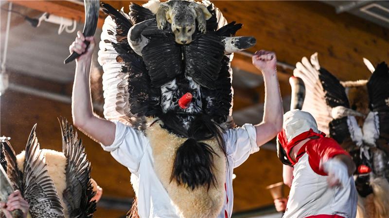 Die Klaasohms sind mit einer Maske, Schafsfellen und Vogelfedern verkleidet. (Archivbild)