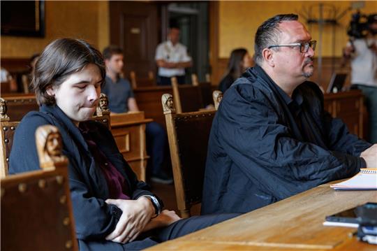 Die Klägerin im Oberlandesgericht Bamberg neben ihrem Verteidiger Volker Loeschner.