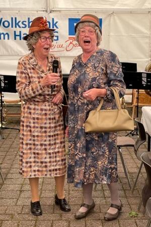 180 Gäste besuchen den Seniorennachmittag in Zellerfeld Die „Klapperrachn“ Inge Schubert und Hannelore Koch unterhalten die Gäste mit ihren Comedy-Sketchen.