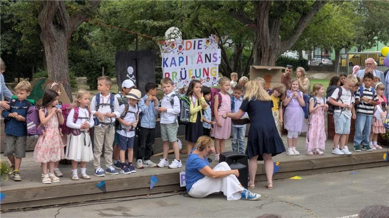 So feiert Bad Harzburg seine neuen Erstklässler Die Klasse 1b der Gerhart-Hauptmann-Schule in der Wichernstraße kommt auf der "Paukinsel" an.