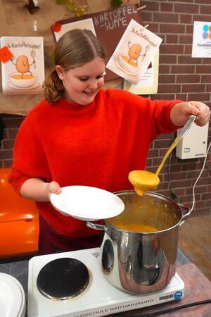 Kartoffelfest: Oberschule an der Deilich wird zum Besuchermagneten Die Klasse 7a gibt an ihrem Stand selbstgemachte Kartoffelsuppe aus.