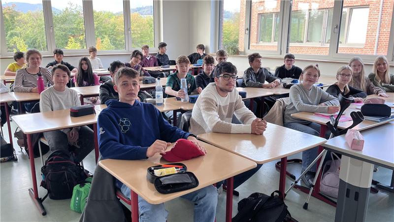 Die Klasse 8.2 des CvD-Gymnasiums arbeitet das Geschehen von gestern auf. Die Stimmung ist aber bereits wieder gut. Die Klasse war eine von denen, die nach draußen gegangen war und sich nicht verbarrikadiert und unter Tischen verschanzt hatte.