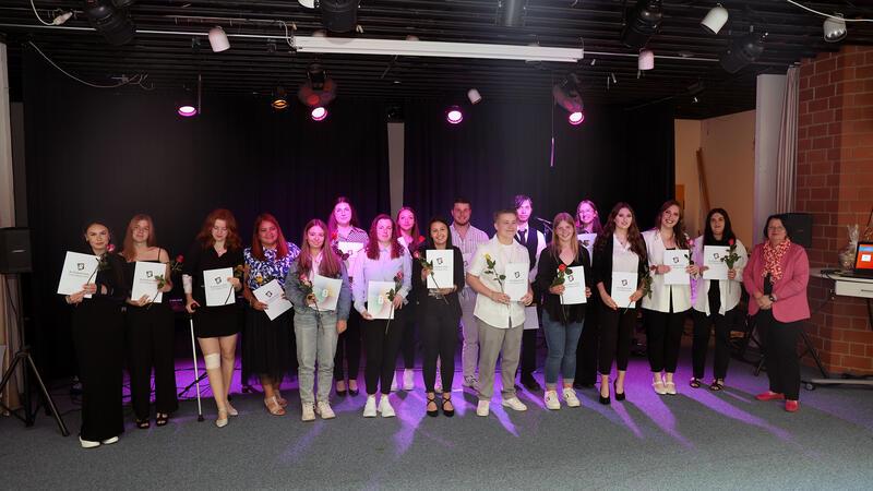 Die Klasse BFA 22-1: Larissa Ahrens, Vanessa Barneschi, Maximilian Blosche, Yendrik Frank, Nastasja Josephine Heus, Ariana Keller, Viviane-Sofie Kiehne, Lina Martin, Nora Melzig, Lea Mielke, Elea Sarah Rinke, Jovelyn Rohloff, Emely Schwab, Laura Schwarz, Sharona Tiedtke, Melissa Darleen Wild und Laura Winkler (v. l.).