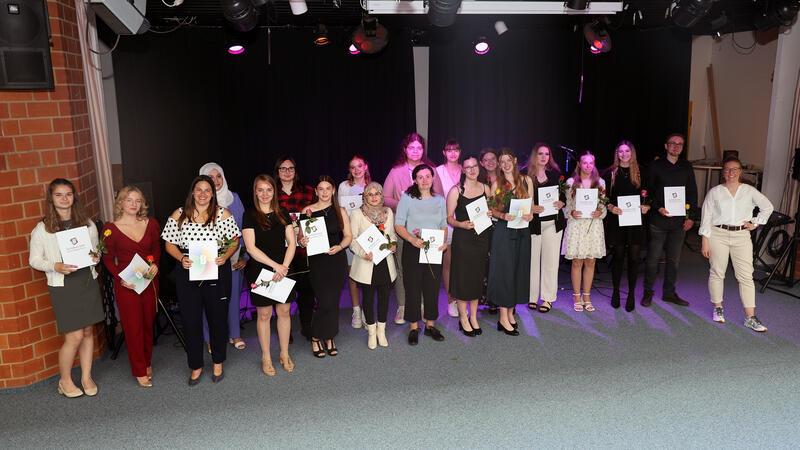 Die Klasse BFA 22-2: Ragad Asaad, Lara-Marie Bresselschmitt, Laura Alessandra Casabianca Spalinger, Chantal Ebel, Chantal Ebeling, Elena Heitkamp, Maria Held, Lea-Luise Kindler, Francesca Kühn, Lotta Laubrich, Saskia Mandel, Lilly Mellin, Zahra Mohammadi, Stephanie Peterson, Melina-Sophie Riesener, Janelle Sophie Schauer, Dafina Shabani, Stella Stecher, Rodica Vodegel, Felix Wakula (v. l.).