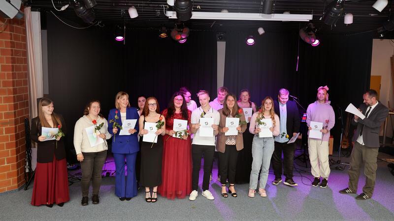 Die Klasse BFA 22-3: Ann-Kathrin Büke, Phillip-René Haas, Leonie Hemkentokrax, Hannah Kallweit, Chiara Katterbach, Lübov Klishin, Alessia Chiara Kühling Kovu Daryn Ladusch, Sophia Lefelmann, Viviane Merschel, Laura-Sophie Pages, Natalie Doris Sellnau, Luca Leon Viertel-Frees, Melina Walter, Svenja Beatrice Wensing, Tom Robin Will (v. l.).