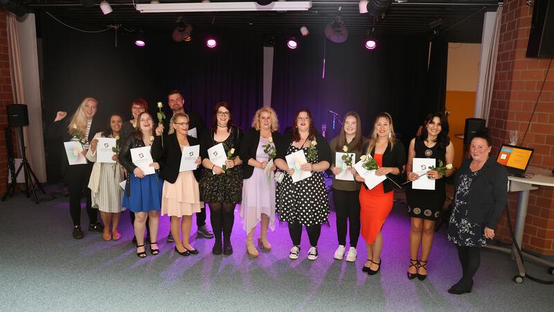 Die Klasse BFAT 22-1: Hanna Büte, Ines Hofmann, Jeannine Knackstedt, Ronja Könnecke, An-nalena Lissner, Jessica Loof, Patrik Morawe, Sarah Felizitas Mühling, Selin Özveren, Katja Raimer, Flávia Dos Santos Leite Scheja, Wiebke Wellegehausen und Asmar Yilmaz (v. l.).
