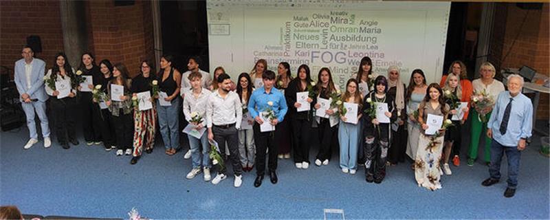 Berufsbildende Schulen verabschieden Absolventen Die Klasse FOG 24.1 mit den Absolventinnen und Absolventen.