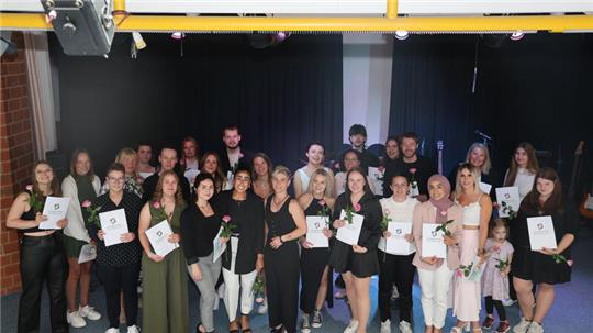 Die Klasse FSS 22.1: Anna Basgüner, Jenny Bormann, Jolin Bunjes, Annelen Christ, Marie Clusmann, Laetizia Deike, Patricia Dierl, Sören Hartwig, Laura Hij, Phil Joynson, Laura Kasischke, Elena Kotulla, Wiktoria Mrotzik, Sümeyye Özdemir, Johanna Otto, Violetta Ponce Espillco, Lina Rabe, Daniela Rizk, Simeon Sander, Lisa Sibbe, Florian Sudhoff, Emilia Weiler, Kim Youssef Mostafa (v. l.).