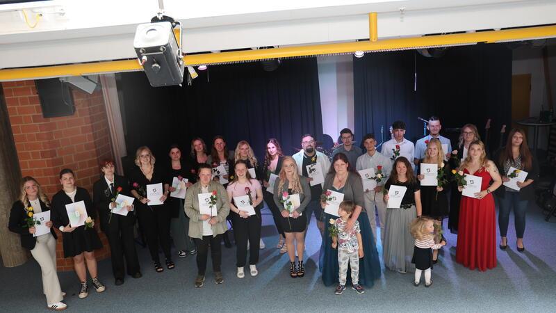 Absolventen verabschiedet: „Erzieher ist ein Beruf mit Zukunft“ Die Klasse FSS 22.2: Matti Bastam, Hannah Beims, Luca Bothe, Thore Brackmann, Maya Brentrop, Annabel Bücker, Samira Ehrhardt, Franziska Eilert, Timo Ellermeyer, Alina Henze, Sarah Illing, Jennifer Klingenberg, Tim Klonnek, Philipp Kuberski, Ronja Münsterberg, Hannes Papke, Jaqueline Rachow, Sophia Remmers, Janine Reuter, Nicole Schier, Laura Schünemann, Jamy Schwochert, Janine Sewerin, Lina Zimmermann (v. l.).