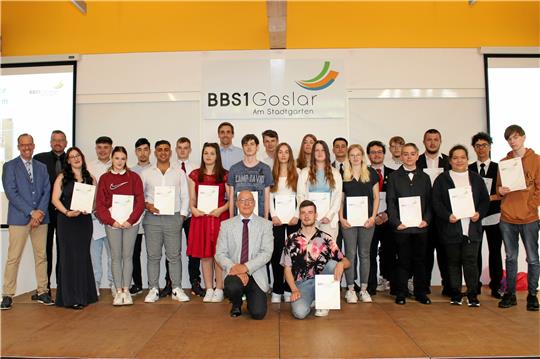 Die Klasse der Berufsfachschule Wirtschaft mit Schwerpunkt Bürodienstleistungen (BB 21) präsentiert ihre Abschlusszeugnisse. Foto: Privat