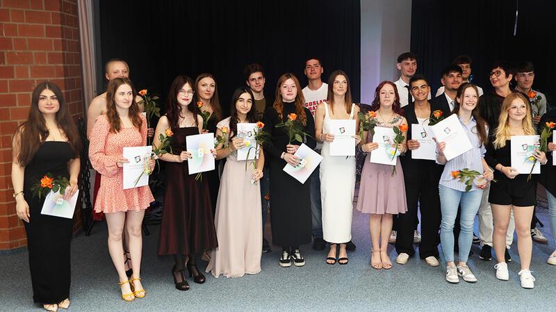 Berufsbildende Schulen in der Baßgeige verabschieden Absolventen Die Klasse der Fachoberschule Sozialpädagogik FOS 23.2: Miricares Adwani, Meleksima Talia Akgül, Mia Sophie Bauer, Jule Brunke, Thoralf Ehnert, Michael Gärtner, Ahmad Shah Habibi, Valeria Hellmund, Moritz Kahl, Alina Köth, Dariusz Makowski, Annika Masuch, Berkhan Oksüz, Johannes Probst, Leonie Rauschenbach, Angelina Jolie Rieger, Nina Schlenkermann, Leonie Schwab, Lea Weichert und Heiner René Wischmann.